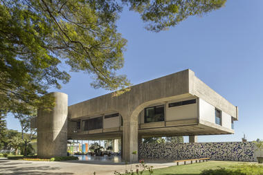 Brazilian Houses: 11 Interventions in Pre-existing Buildings