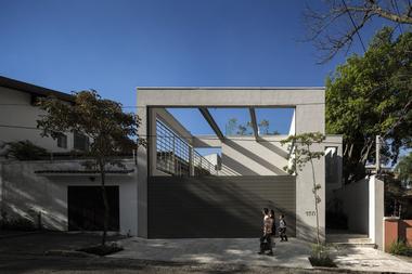 Gallery of C House / Studio Arthur Casas  - 1