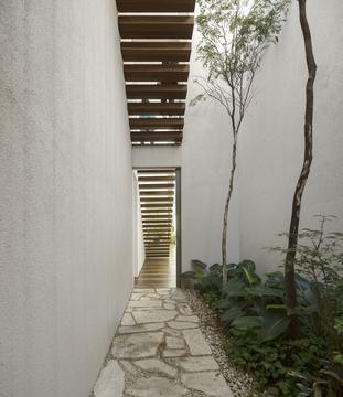 Gallery of C House / Studio Arthur Casas  - 18