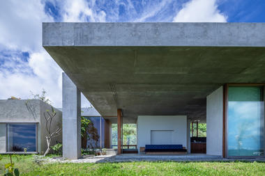 Gallery of House In Tamagusuku / Studio Cochi Architects  - 16