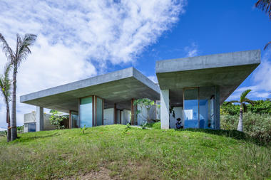 Gallery of House In Tamagusuku / Studio Cochi Architects  - 1