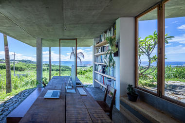 Gallery of House In Tamagusuku / Studio Cochi Architects  - 2