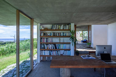 Gallery of House In Tamagusuku / Studio Cochi Architects  - 14
