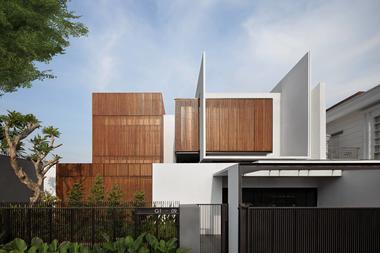 Gallery of Between 2 Courtyards House / eben  - 1