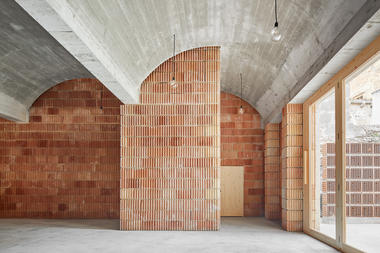 画廊 市政档案厅，五种材质混搭表达地域性 / Aulets Arquitectes  - 1