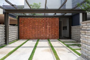 Gallery of Introvert House / O2 Design Atelier  + Choo Poo Liang Architect  - 9
