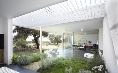 Casa entre carvalhos / Murado & Elvira Architects