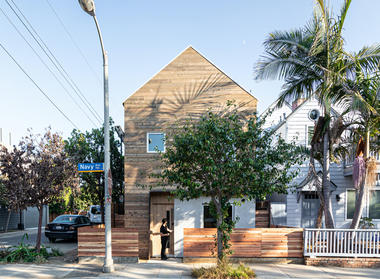 Wang House / Saez Pedraja + CALMA