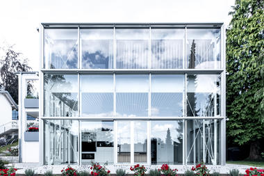 坡地上的玻璃宅 / Aretz Dürr Architektur