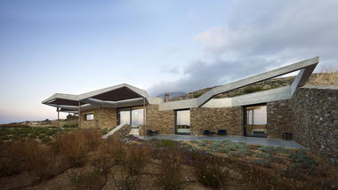 Hourglass Corral House  / DECA Architecture