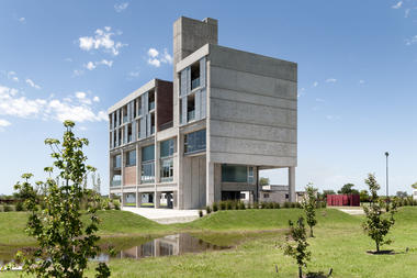 Jorge B. Griffa Athletes Building  / Taller de Arquitectura La Fundación