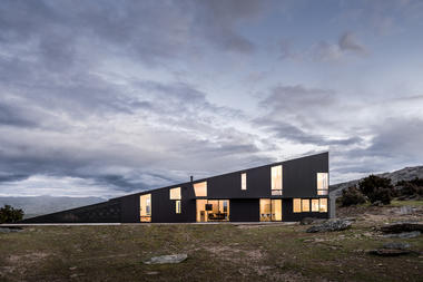 Gallery of Wanaka Wedge House / Actual Architecture  - 7