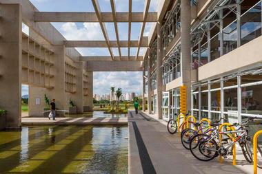 Galeria de Construída em antigo lixão, biblioteca brasileira concorre a prêmio de melhor do mundo  - 3