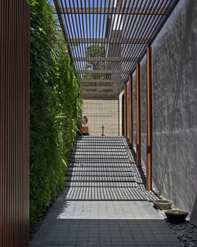 Gallery of Green & White House / Studio VDGA  - 3