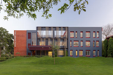 The Mann School – White Flower Hall  / Envisage