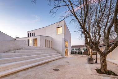 法国地方舞蹈与音乐学院，传统石墙内的悠扬艺术 / Studio 1984 + Boris Bouchet Architectes