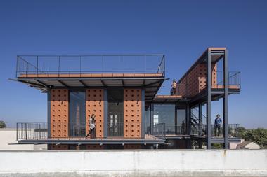 Shri Khimji Ramdas Kanya Vidhyalay Science Lab / SPASM Design Architects