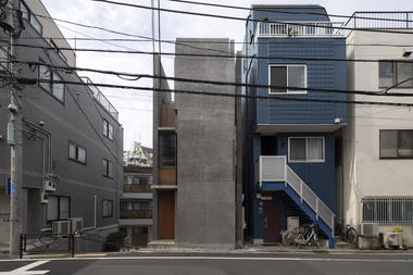House in Kikuzaka / Tamotsu Teshima Architect & Associates