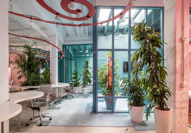 Galería de Oficina y Set de TV Ponyo in the Garage / Fast and Furious Production Office  - 20