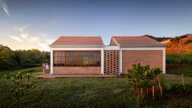 Morro da Manteiga House / LEIVA arquitetura