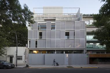 Edifício de apartamentos Sucre 812 / Ana Smud + Alberto Smud