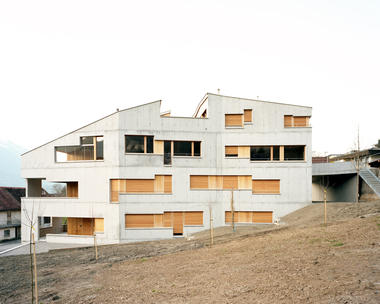 Obergass坡地公寓 / uli mayer urs hüssy architekten