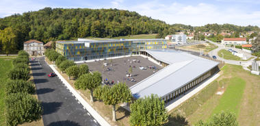 Galeria de Uma nova escola em uma vila francesa / CoCo architecture + Jean de Giacinto Composite  - 4
