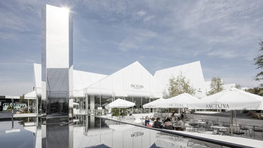 画廊 法国里昂奥特莱斯，白色小房子构成村庄 / Gianni Ranaulo Design  - 6