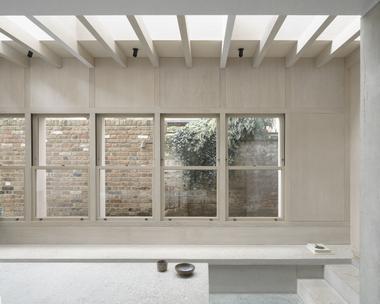 Galeria de Casa Concrete Plinth / DGN studio  - 13