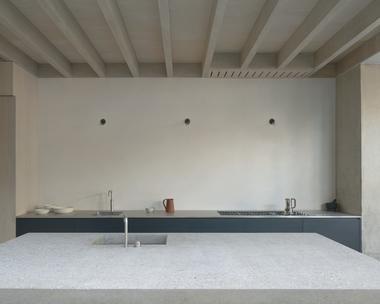 Galeria de Casa Concrete Plinth / DGN studio  - 14