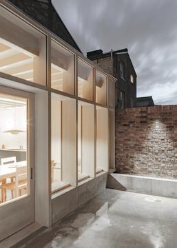 Galeria de Casa Concrete Plinth / DGN studio  - 17
