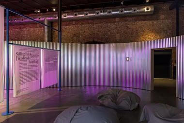 Doce Fábulas Urbanas. Diseño expositivo  / Taller de Casquería