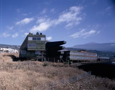 Escuela Rafael Arozarenas / Felipe Artengo, Fernando Menis, José Maria Rodriguez Pastrana