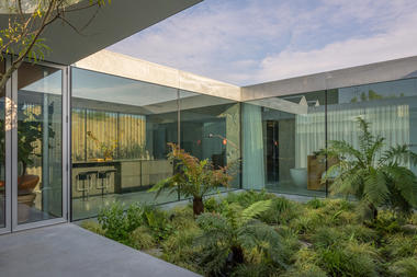 Galeria de O paisagismo como protagonista em 13 projetos residenciais  - 18