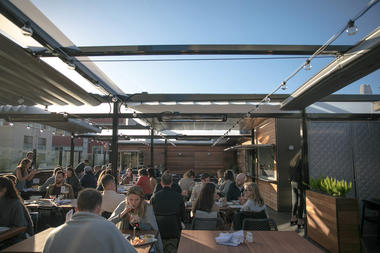 Flexible Outdoor Dining Spaces with High-Quality Canopies for All Seasons