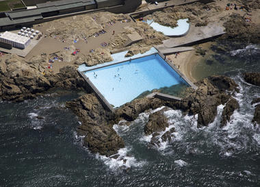 Piscinas públicas en la costa: 10 espacios de agua construidos junto a ríos, mares y océanos