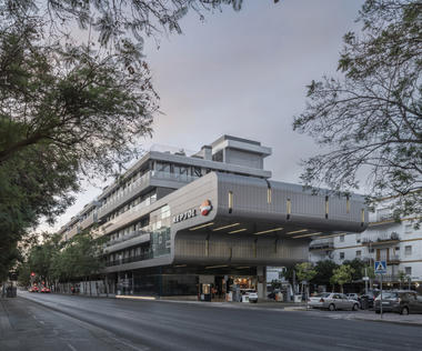 Residencial Ramón y Cajal con Integración de Estación de Servicios / Estudio Alvarez-Sala + Aybar-Mateos Arquitectos + Hombre de Piedra