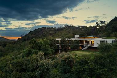 Casa de piedras / TETRO Arquitetura