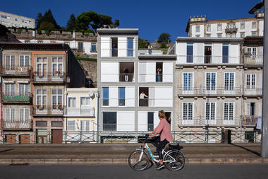 居住综合体 Miragaia，立面重塑 / Menos é Mais Arquitectos