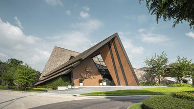 Gallery of Burasiri Pattanakarn Clubhouse / Baiyah Studio   - 5