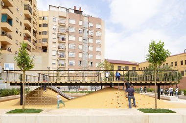 Plaza Santa María Mazzarello / HDH arquitectos