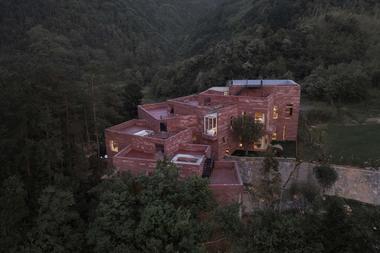 高山流水·松林里的红色石屋 / 素建筑