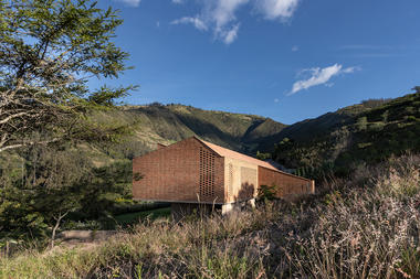 Casa Cangahua / Diez + Muller Arquitectos