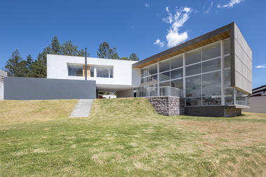 Gallery of House in Quito  / Bernardo Bustamante  - 1