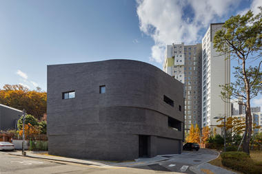 开放场地中的独立房屋，N 号住宅 / SOSU ARCHITECTS