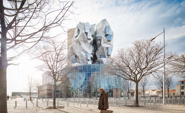 Galeria de Série de fotos mostra a nova torre projetada por Frank Gehry no sul da França em obras  - 1