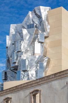 Galeria de Série de fotos mostra a nova torre projetada por Frank Gehry no sul da França em obras  - 4