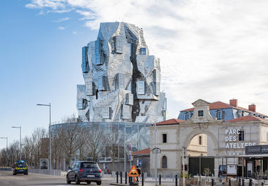 Galeria de Série de fotos mostra a nova torre projetada por Frank Gehry no sul da França em obras  - 5