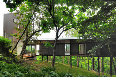 Galería de Casas en Costa Rica: Refugio, ventilación y sombra a través de madera y metal  - 6