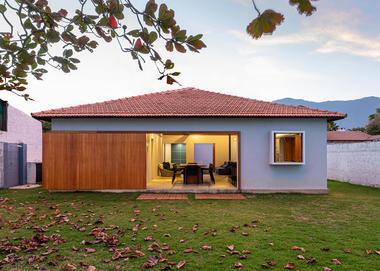 Moon House / Prumo projetos